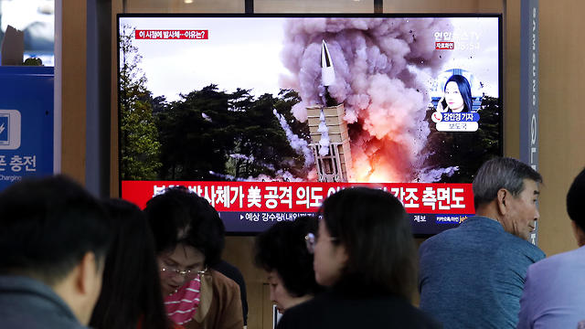 צפון קוריאה שיגרה טילים  (צילום: AP)