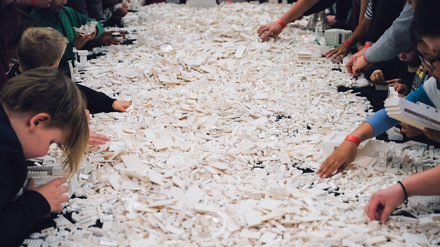 Дети на выставке в Хельсинки могли собрать свои сооружения из лего. Фото: AFP