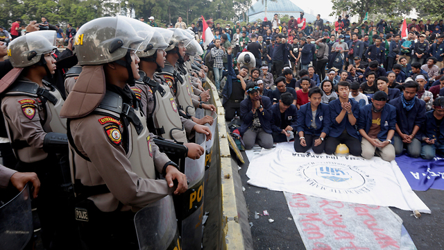 אינדונזיה מחאה סטודנטים חוקים שחיתות יחסי מין (צילום: EPA)