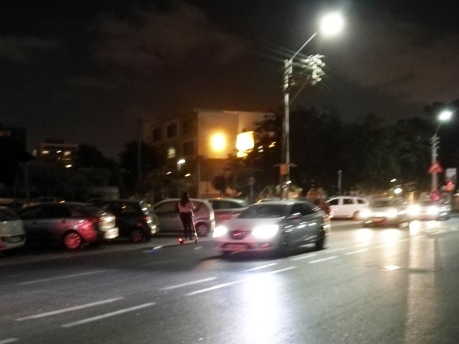 ברחוב ראשי (אליפלט), בחושך, נגד כיוון התנועה, בלי קסדה   (צילום: ציפה קמפינסקי)