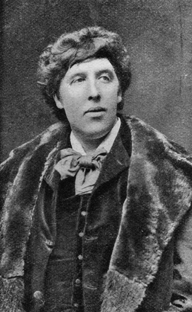 אוסקר וויילד, על חליפותיו העשויות לעילא, חולצותיו הצחורות או מעיליו מעוטרי הפרווה, הוא אחד המצוטטים ביותר בעולם האופנה העכשווי. 1884 (צילום: Hulton Archive/GettyimagesIL)