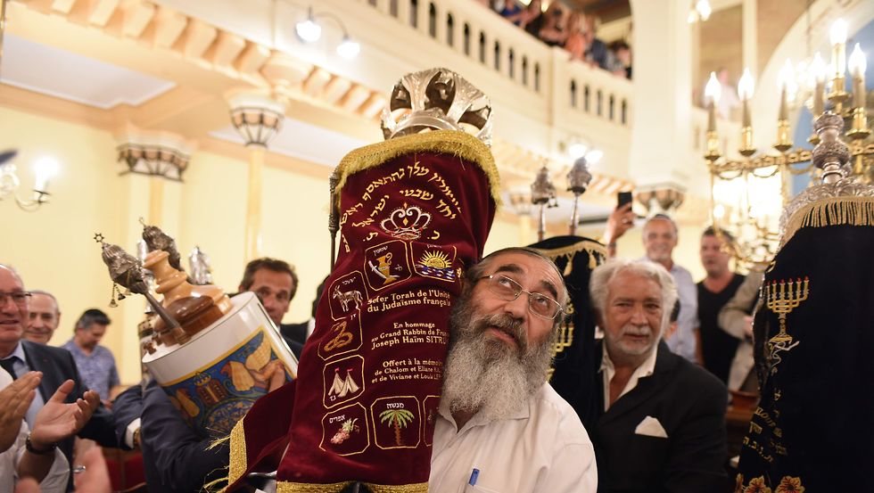 יהודים בצרפת חוגגים את הכנסתו של ספר תורה חדש לבית הכנסת הגדול בניס ב-11 ביולי 2019 (באדיבות הקונסיסטוריה של ניס, אנרי בלחסן)