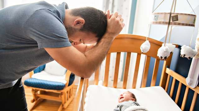אבא מדוכא עם תינוק (צילום: Shutterstock)
