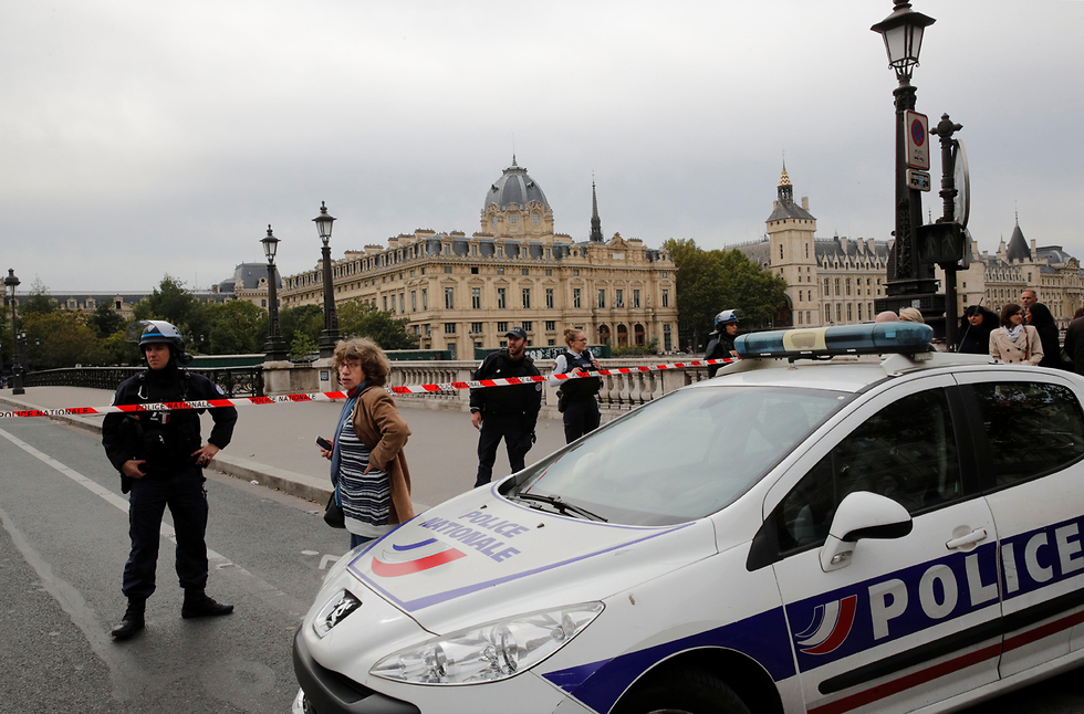 תקיפה ב תחנת משטרה ב פריז גבר דקר שוטרים וחוסל (צילום: רויטרס)