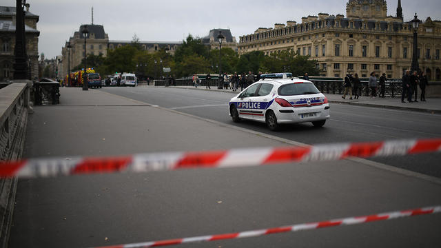 תקיפה ב תחנת משטרה ב פריז גבר דקר שוטרים וחוסל (צילום: AP)
