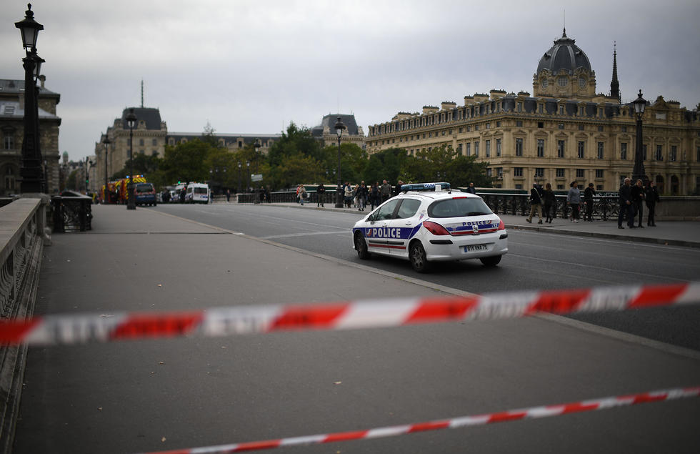 תקיפה ב תחנת משטרה ב פריז גבר דקר שוטרים וחוסל (צילום: AP)