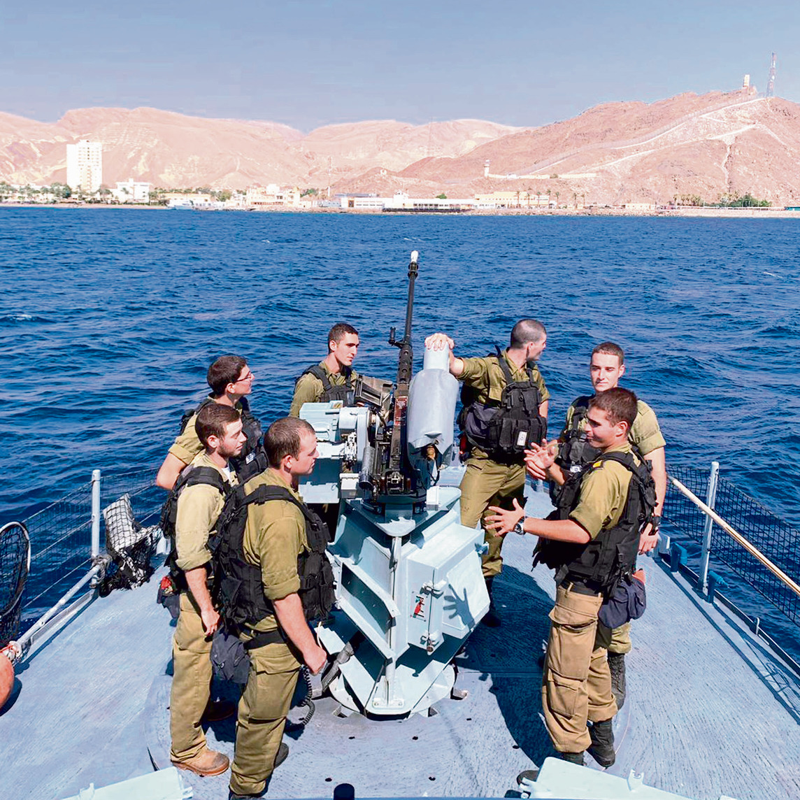 צוות הדבורה במפרץ אילת. "מצד אחד הילטון טאבה, מהצד השני מלון הנסיכה, ובאמצע ציר פילדלפי. תראו כמה הקירבה מטורפת" צוות הדבורה במפרץ אילת. "מצד אחד הילטון טאבה, מהצד השני מלון הנסיכה, ובאמצע ציר פילדלפי. תראו כמה הקירבה מטורפת"