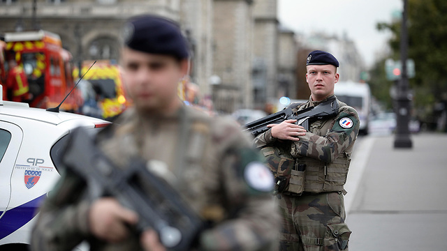 צרפת פריז אירוע דקירות ב מטה משטרת פריז 4 שוטרים נרצחו (צילום: AP)
