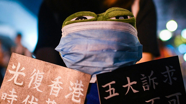 הונג קונג הפגנות פפה הצפרדע בובה מם (צילום: AFP)
