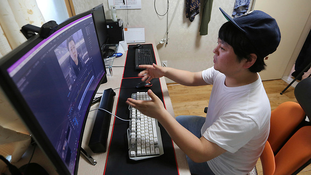 צפון קוריאה כוכבי יוטיוב פליטים שברחו ל דרום מספרים ג'אנג מיונג ג'ין (צילום: AP)