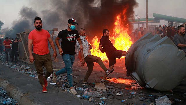 עיראק מהומות הפגנות נגד הממשלה עימותים בגדד (צילום: AP)