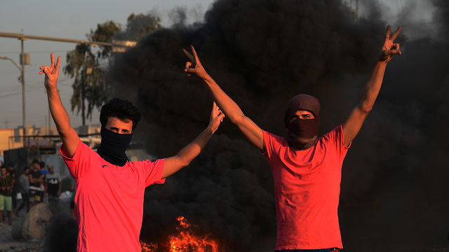 עיראק מהומות הפגנות נגד הממשלה עימותים בגדד (צילום: EPA)