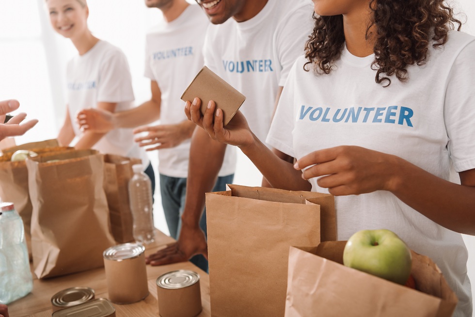 מתנדבים אורזים שקיות מזון לנזקקים  ()