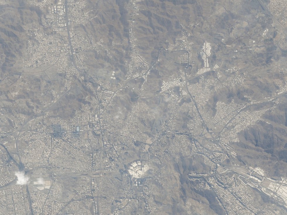 העיר מכה בסעודיה מהחלל (צילום: מתוך דף הטוויטר של הזאע אל מנצורי)