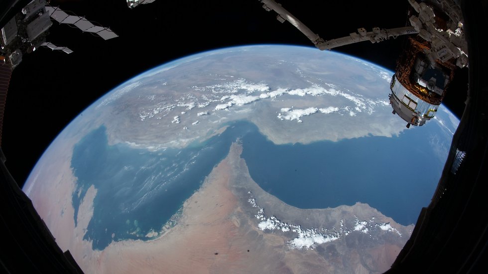מצרי הורמוז מהחלל. בחלק העליון של התמונה איראן ובחלק התחתון איחוד האמירויות (צילום: מתוך דף הטוויטר של הזאע אל מנצורי)
