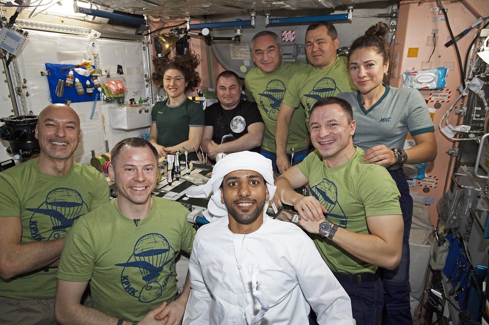לבוש מסורתי בחלל. האסטרונאוט מהאמירויות עם אנשי הצוות האחרים בתחנת החלל (צילום: מתוך דף הטוויטר של הזאע אל מנצורי)