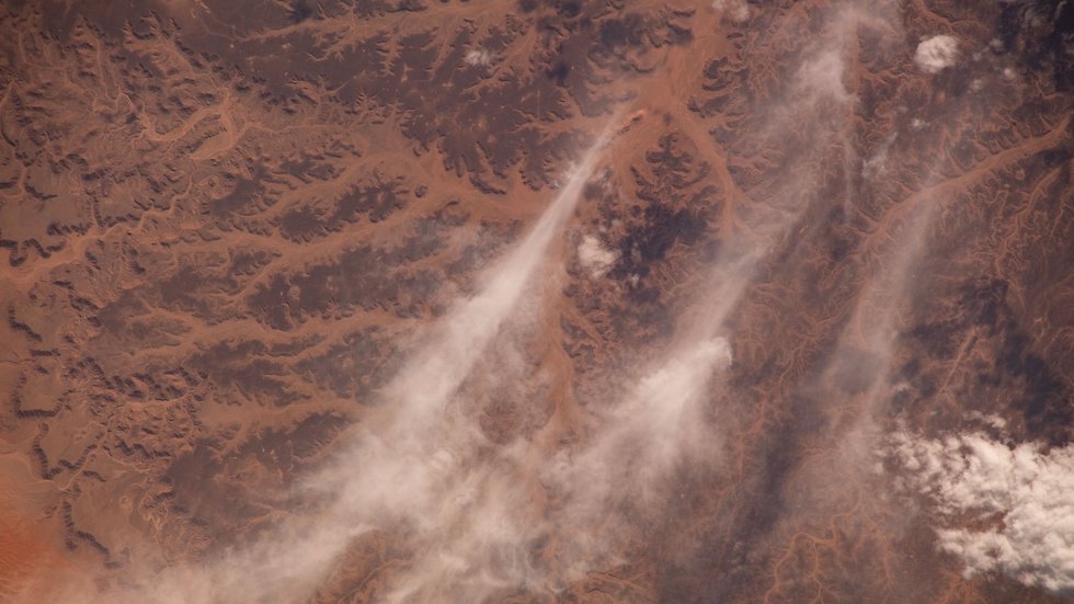 רק חול וחול. אזור מדברי מהחלל (צילום: מתוך דף הטוויטר של הזאע אל מנצורי)