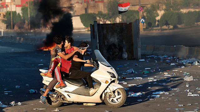 עיראק מהומות הפגנות נגד הממשלה עימותים בגדד (צילום: AP)