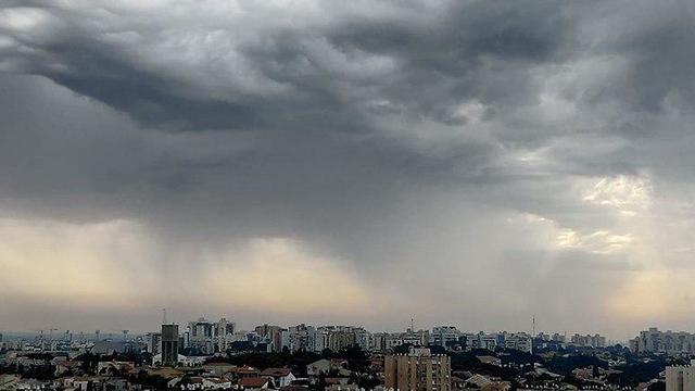 מזג אוויר גשוםב אשקלון (צילום: ארז פרץ)