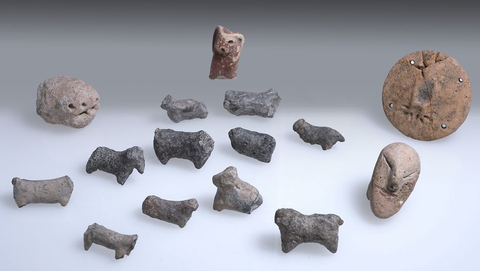 פסלונים בני אלפי שנים שנמצאו בחפירה (צילום