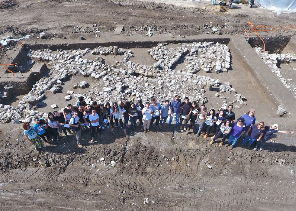 Thousands of volunteers participated in the dig (Photo:  Yitzhak Mermelstein, Israel Antiquities Authority)
