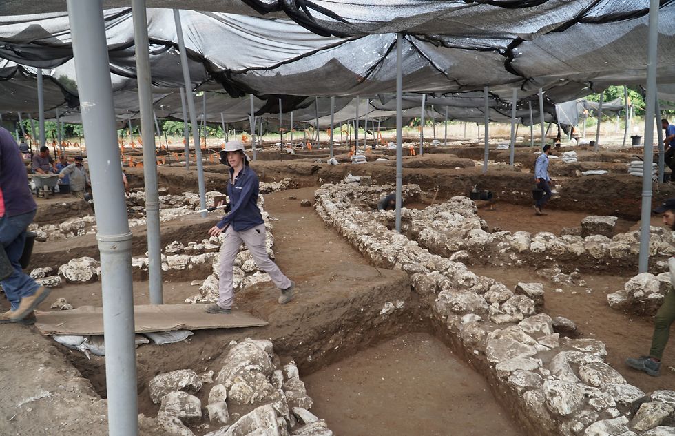 The streets of the 5,000 year old city (Photo: Yoli Schwartz, Israel Antiquities Authority)