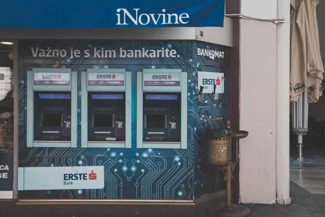 Проверьте, чтобы на банкомате не было дополнительных приспособлений. Фото: shutterstock