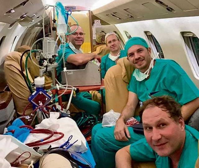 Доктор Леонид Стерник (в центре) и бригада врачей, спасших женщину. Фото: пресс-служба больницы "Шиба"