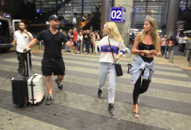 "נו, מה אכפת לך לעשות ברכת יום הולדת לסבתא שלי?" (צילום: מוטי לבטון) "נו, מה אכפת לך לעשות ברכת יום הולדת לסבתא שלי?" (צילום: מוטי לבטון)