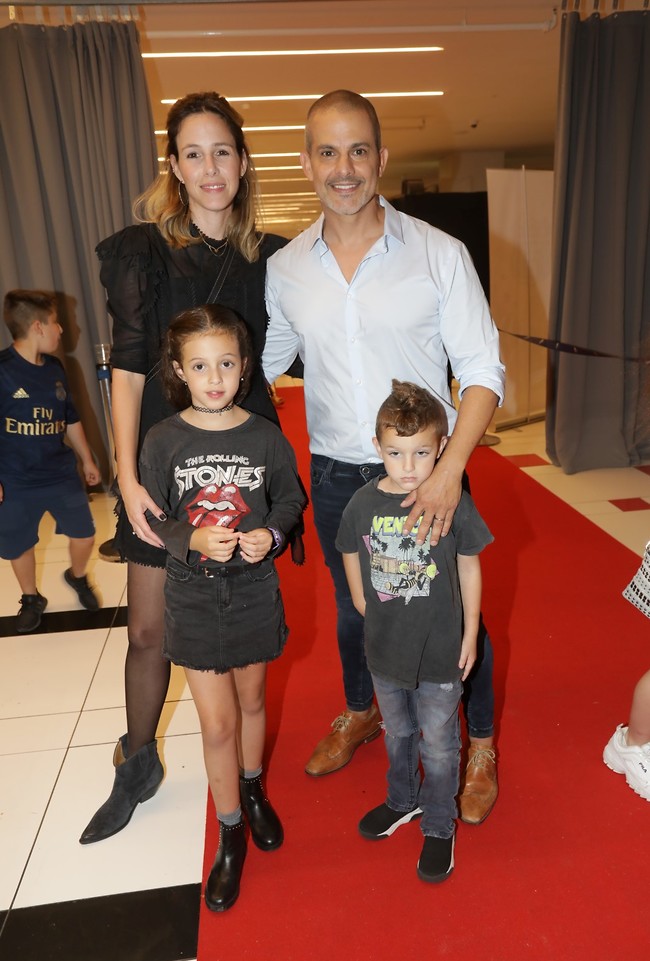 מפרגנים לאבא. מחט עם אשתו ענת והילדים (צילום: רפי דלויה) מפרגנים לאבא. מחט עם אשתו ענת והילדים (צילום: רפי דלויה)