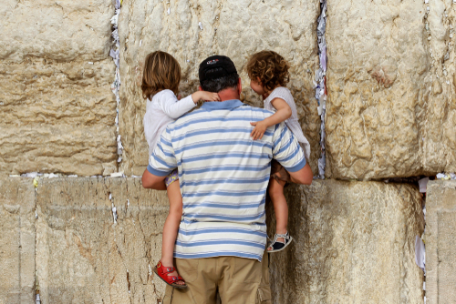 Стена плача в Иерусалиме. Фото: paparazzza shutterstock