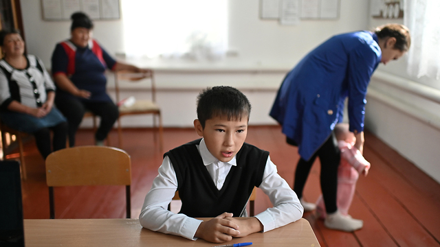 כפר ב סיביר רוסיה בית ספר עם מורה אחת ו תלמיד אחד (צילום: רויטרס)