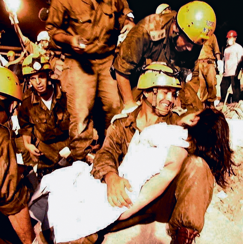 "זיהיתי ילדה קטנה וחלשה. קיוויתי שזו את". שירן בזרועותיו של אשכנזי רגע אחרי החילוץ | צילום: שי יחזקאל, דובר צה"ל "זיהיתי ילדה קטנה וחלשה. קיוויתי שזו את". שירן בזרועותיו של אשכנזי רגע אחרי החילוץ | צילום: שי יחזקאל, דובר צה"ל