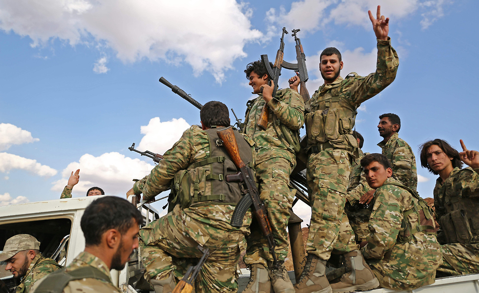  Pro Turkish Syrian fighters on the Syria-Turkey border (Photo: AFP)