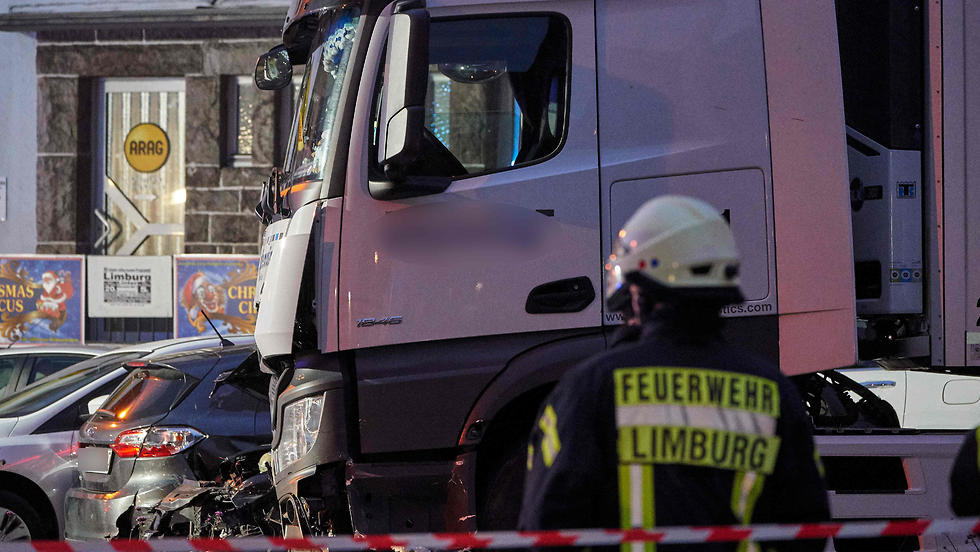 זירת האירוע משאית בלימבורג (צילום: AFP)