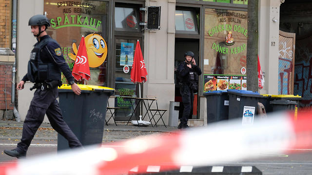 הרוגים ירי ליד בית כנסת האלה גרמניה יום כיפור (צילום: AFP)