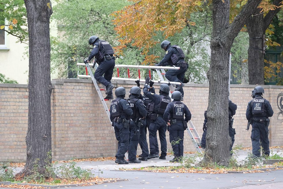 Немецкая полиция возле синагоги в Галле. Фото: МСТ