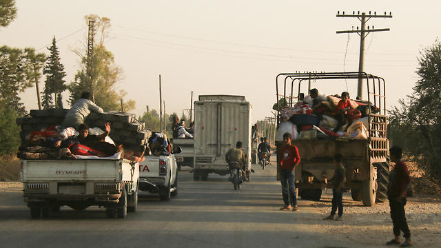 Civilians flee turkish attack on Kurds (Photo: AP)