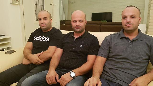 שלושה אחים שנרצחו להם את האבא מימין מוסעב חסאן עבדאללה ()