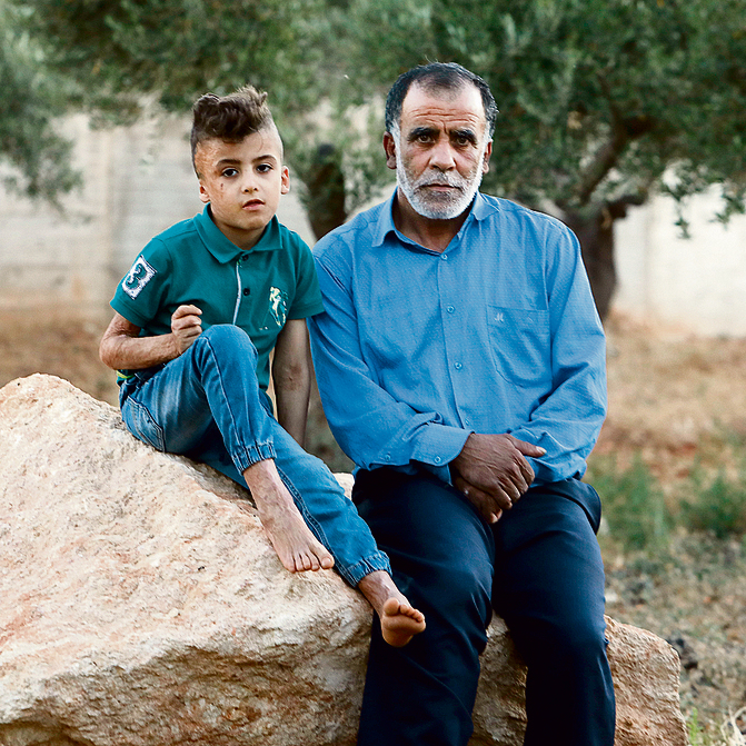 אחמד דוואבשה, היחיד ממשפחתו שניצל, עם סבו חוסיין | צילום: שאול גולן