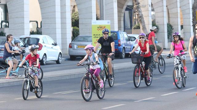 רוכבים על אופניים בתל אביב (צילום: מוטי קמחי)