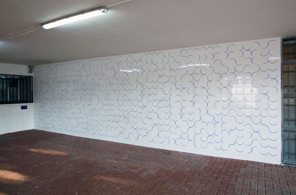 קיר אריחי קרמיקה, שיצר שחר פרדי כסלו לתערוכה. 780 אריחים עם הדפס של סהר כחול בהיר (צילום: דפנה גזית)
