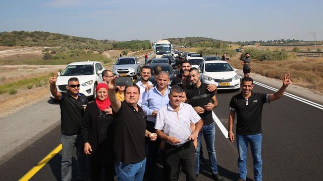 שיירת הרכבים של מפגיני המגזר הערבי ממג'ד אל-כרום בדרכה לירושלים ()