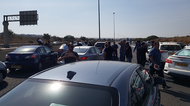 שיירת הרכבים של מפגיני המגזר הערבי ממג'ד אל-כרום בדרכה לירושלים ()