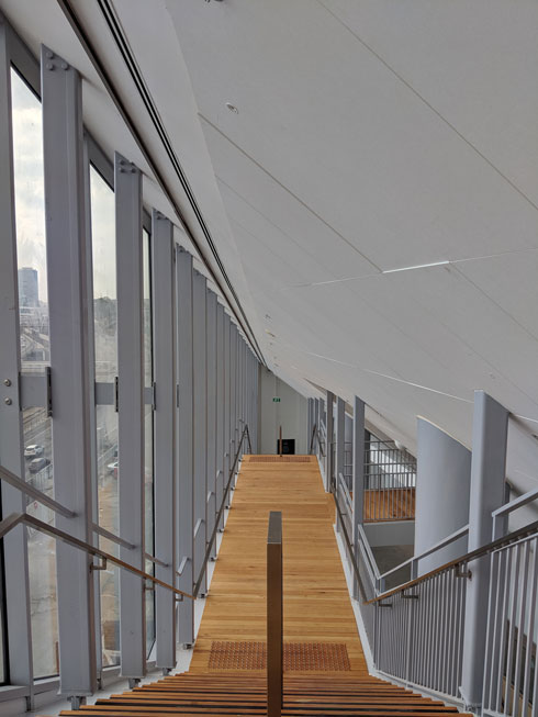 גרם המדרגות. לדברי רויטל קנובליך, ראש מחלקת עיצוב במשרד V5 אדריכלים, ''השתמשנו בחומרים נקיים, כדי שזה ייראה גם כלפי חוץ'' (צילום: מנור בראון)