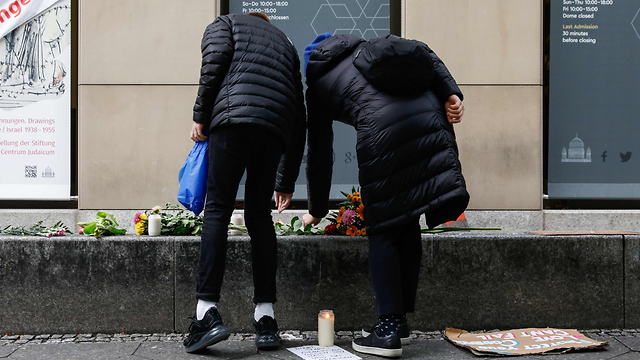 גרמניה ברלין מניחים פרחים ב בית כנסת יום אחרי פיגוע האלה יהודים אנטישמיות (צילום: AFP)