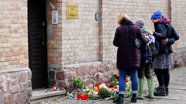 גרמניה מתאבלים מחוץ ל בית כנסת ב האלה יום אחרי פיגוע יהודים אנטישמיות (צילום: רויטרס)