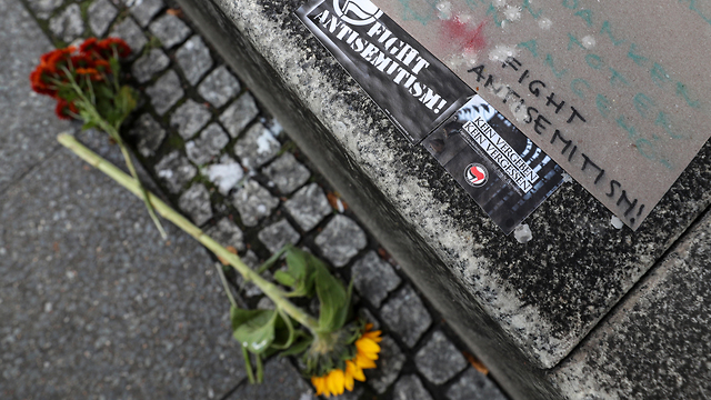 גרמניה מתאבלים מחוץ ל בית כנסת ב האלה יום אחרי פיגוע יהודים אנטישמיות (צילום: EPA)