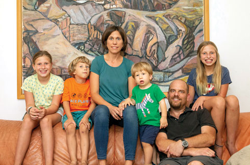 טלי גינסברג, בעלה מיטש  וילדיהם (מימין) שקד, רז, מתן וגילי (צילום: אוהד צויגנברג)