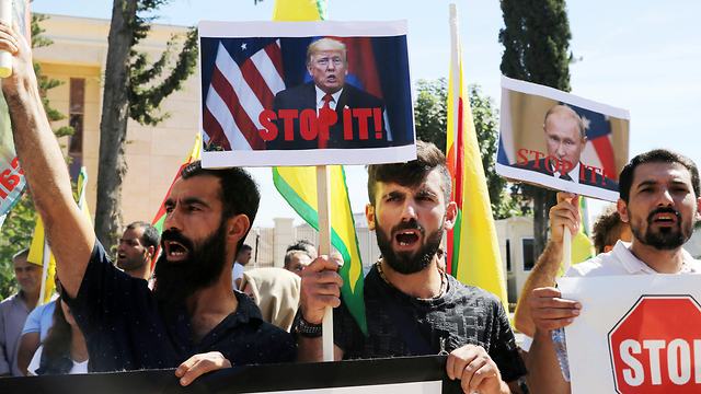 כורדים מפגינים ב קפריסין נגד טורקיה בגלל ה מבצע ב סוריה (צילום: EPA)